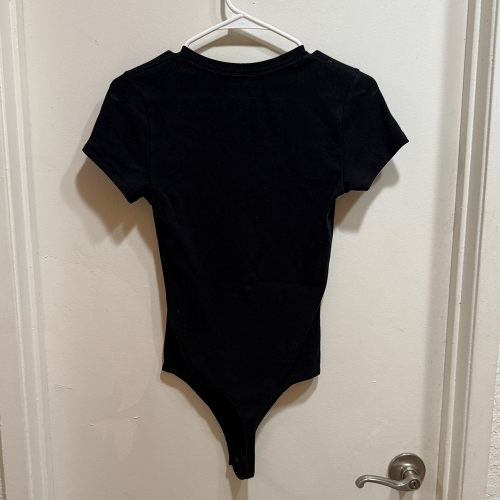 Abercrombie & Fitch Black Buttoned Tee - Picture 3 of 5
